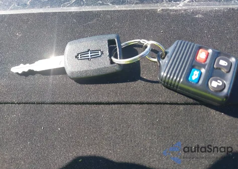 2006 Lincoln Town Car Signature Limited из США, поврежденный, VIN 1LNHM82V66Y623398